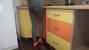 Zrelá Mama Sa Oddáva Tajnej Afére S Susedom