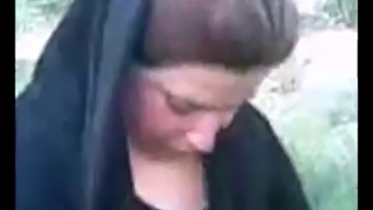 Wanita Arab Muda Menikmati Seks Di Luar.