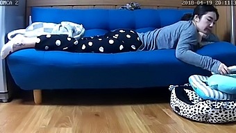 Model Webcam Korea Mengejutkan Penonton Dengan Sesi Masturbasi Liar