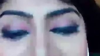 Rakan Baru Rasmi Menyertainya Untuk Sesi Siaran Langsung Yang Panas Dengan Suara Hd Yang Jelas.