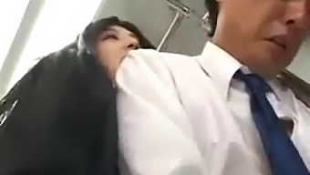 Seorang Lelaki Jepun Menerima Handjob Di Dalam Bas Awam
