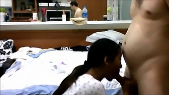 Farklı Asyalı Güzellikler Kendilerini Zevkle Tatmin Ediyorlar