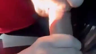 Seorang Wanita Memberikan Blowjob Pagi Kepada Lelakinya Dalam Perjalanan Ke Tempat Kerja