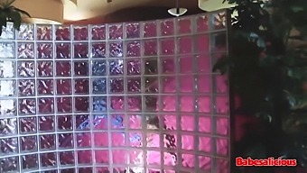الأخت الصغيرة تتعرض للنيك بطريقة Pov