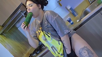 Potěšení Z Vkládání Velké Okurky Do Mé Dychtivé Vagíny Během Intenzivního Vzrušení