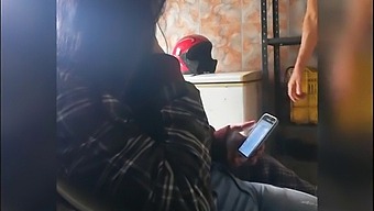 Teman Kerja Amatur Menjadi Nakal.