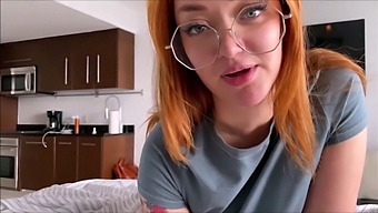 Adik Berambut Merah Berpayudara Besar Memberikan Blowjob Panas Dan Squirt Pada Zakar Anda