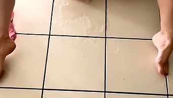 Genç Ve Çarpıcı Bir Kız, Kendini Tatmin Etmeye Dalar Ve Oturma Odasında Şiddetle Sıvı Fışkırtır, Samimiyet Için Istekli Bir Dişi Kedinin Özünü Somutlaştırır Ve Arkasında Güçlü Bir Idrar Izi Bırakır