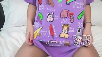 בלונדינית צעירה עם עורף מפותל נותנת הופעת מין אוראלי נלהבת ב-High-Default