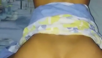 私は彼女の膣を刺激し、後ろから彼女との性交を続ける