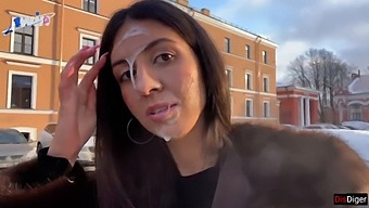 Uma Mulher Deslumbrante Passeia Em Público Com Sêmen Em Seu Rosto, Recebendo Uma Gratificação Substancial De Um Benfeitor Desconhecido - Cumwalk