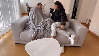 Překonání Nemoci Intimním Kontaktem, Které Má Za Následek Znečištění Čerstvě Nabytého Nábytku Mé Nevlastní Matky.