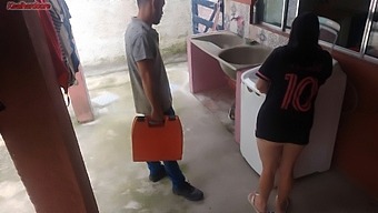Une Femme Offre Une Faveur Sexuelle Au Réparateur Pendant Que Son Mari Est Absent.