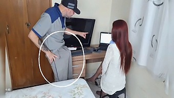 Isteri Rumah Tangga Putih Dalam Seragam Diservis Oleh Teknologi