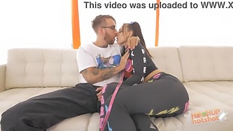 Aidra Fox Realiza Seus Desejos Em Um Vídeo Explícito.