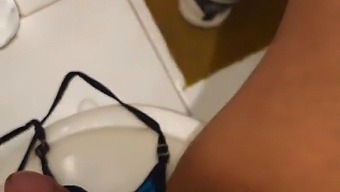 Femeia Matură Mă Găsește Făcându-Mă Plăcere Cu Lenjeria Ei Și Răspunde Până Când Ajung La Orgasm În Gura Ei