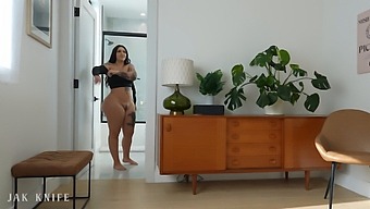 Minha Colega De Quarto, Roxanne Roselle, Tem Uma Bunda Enorme. Ela Chupa E Senta Gostoso.