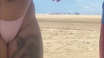 Aku Ke Pantai Dan Membiarkan Anak Muda Itu Meraba Pukiku, Aku Pun Meraba Batangnya